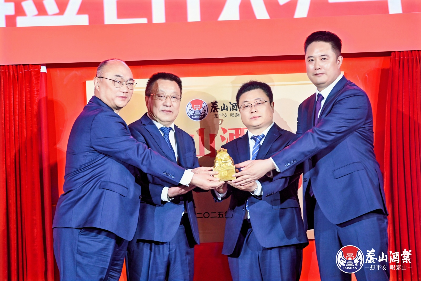 想平安，，喝开元游戏大厅app！开元游戏大厅app酒业建设八十周年品牌战略周全焕新_开元游戏大厅app|稳如开元游戏大厅app|五岳独尊|开元游戏大厅app特曲|酒神酒仙|金开元游戏大厅app|年份小窖
